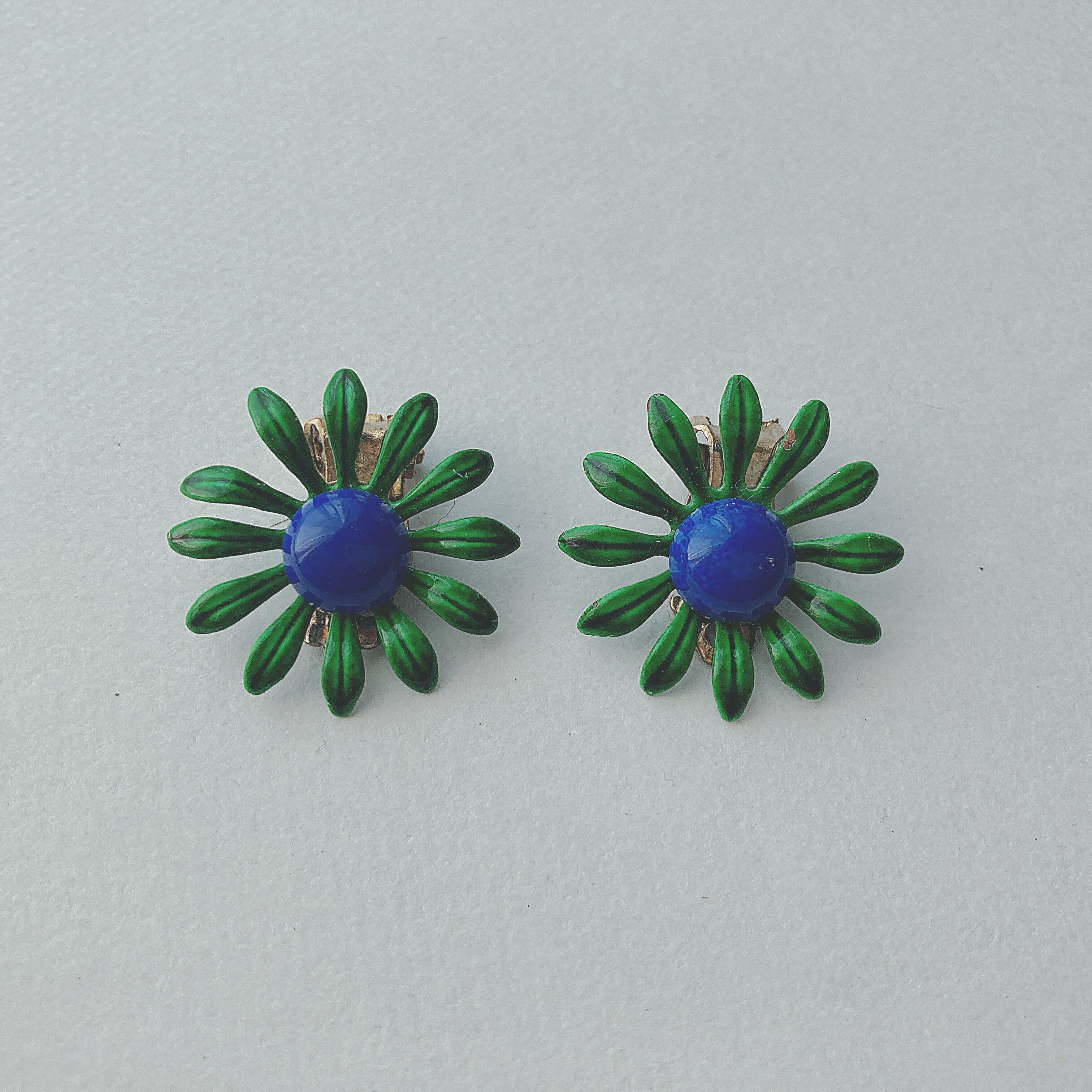 Vintage 60s - 70s green blue enamel flower earrings ヴィンテージ　60年代 - 70年代　グリーン　 ブルー　エナメル　フラワー　花　イヤリング　 | OBAKEPEACH powered by BASE