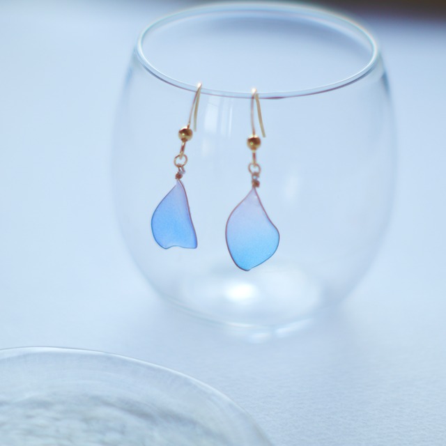 空の色を映した花びらのピアス/イヤリング