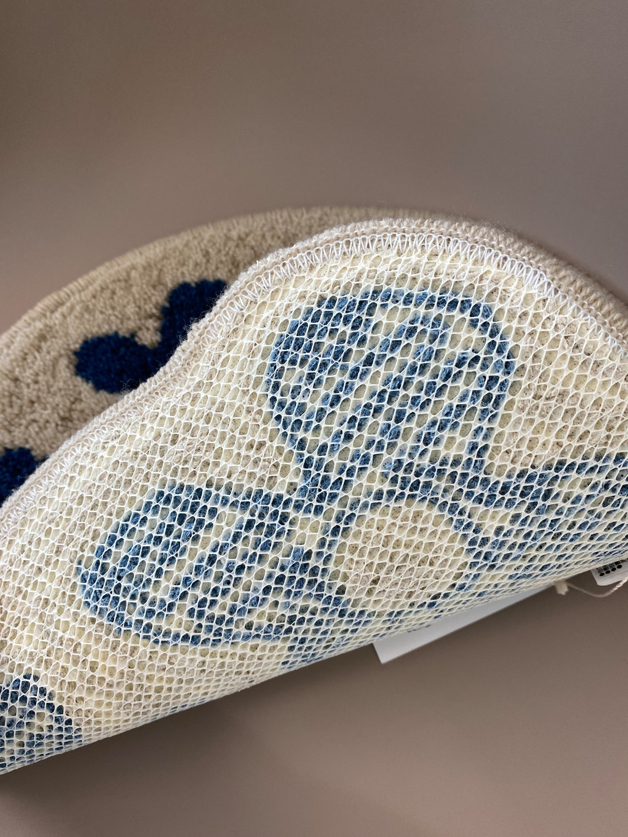 フック織で作った花が咲き誇るチェアパッド