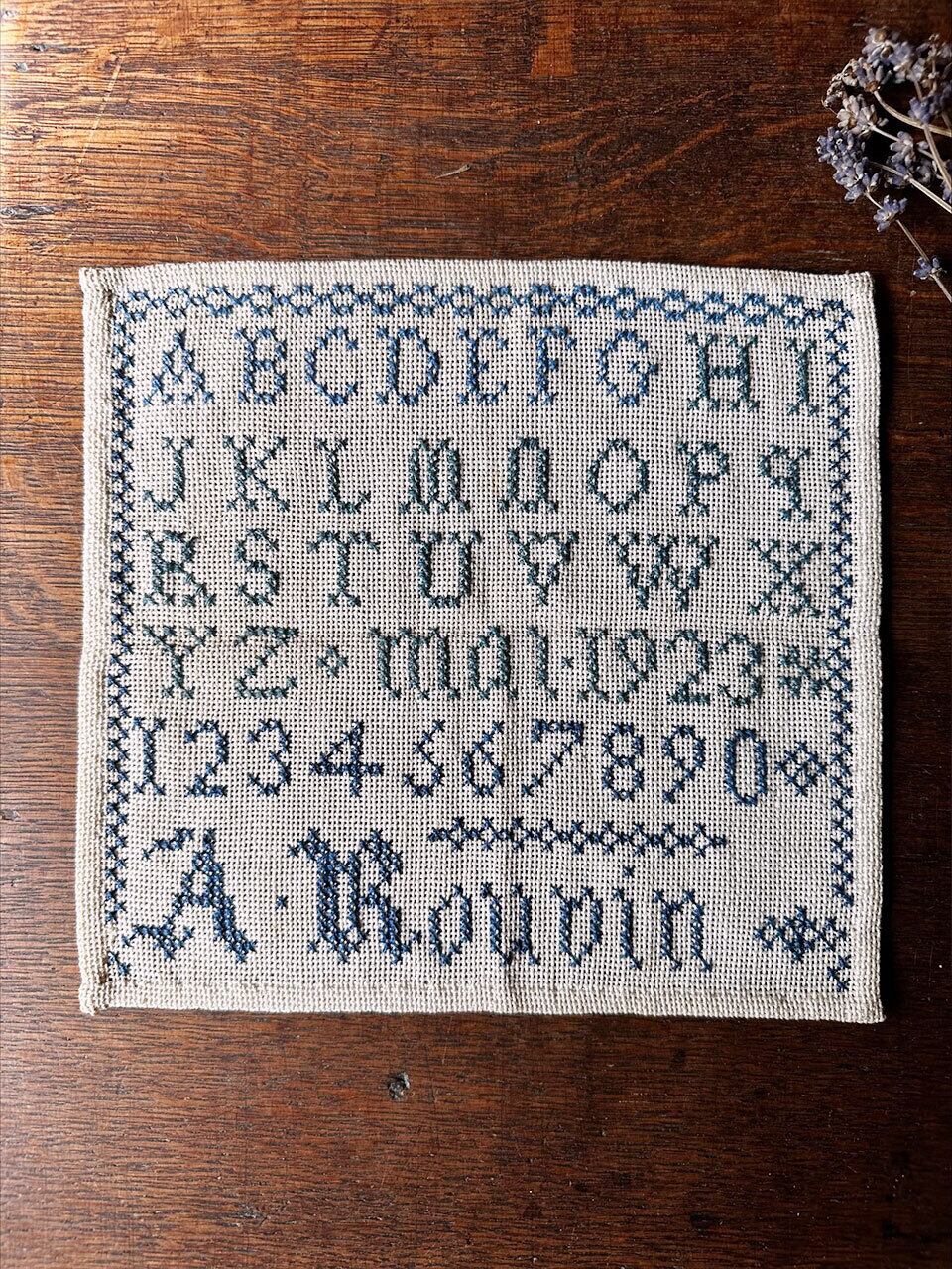 青色の刺繍サンプラー 1923 クロスステッチ | Brocante de La Cocotte