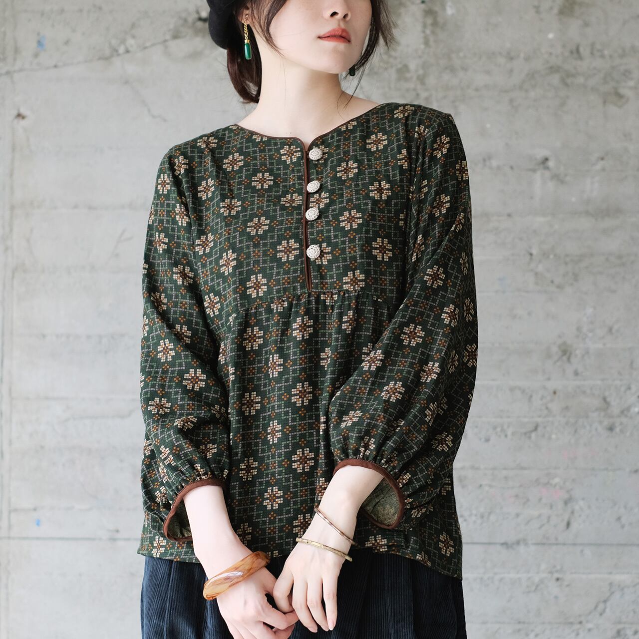 【新色】魅せる一枚!くるみボタンのフレアブラウス(25w-01)モスグリーン