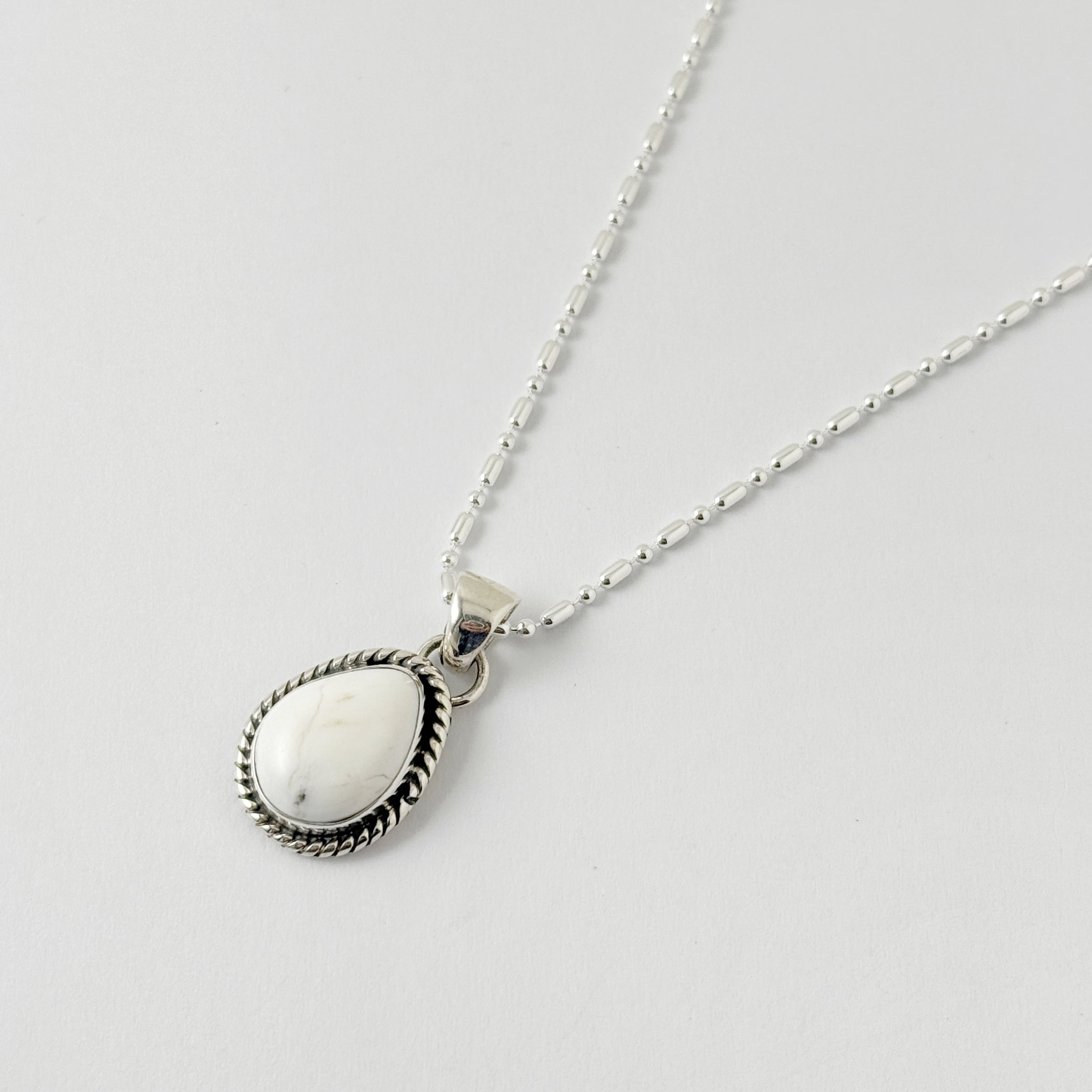 Indian Jewelry 》ホワイトバッファロー ドロップ/オーバル Indian Jewelry 》ホワイトバッファロー ドロップ/オーバル
