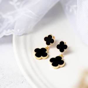 クローバー 2連 ピアス / イヤリング（10mm×15mm）【GD×BK】