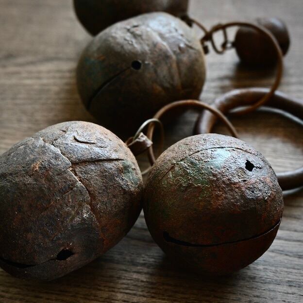 51313】400年前の鈴 / iron bells (400 years ago) | 古道具・器