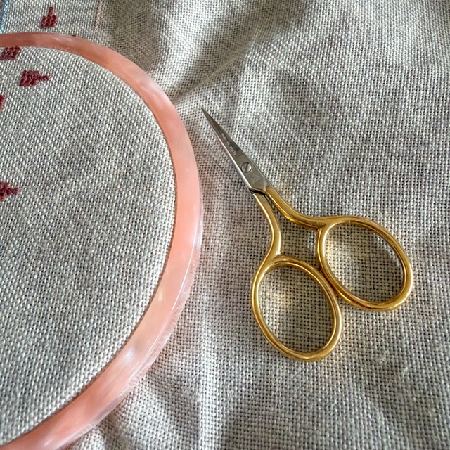 金色の小さなハサミ