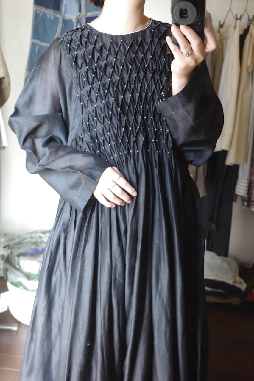 受注】AHMEV Snowdrop Smocking Dress + Slip BLACK | physis (ピュシス)