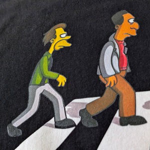 【 ザ・シンプソンズ（The Simpsons）】モーの酒場常連Tシャツ / ABBEY ROAD / アビーロード / アビイ・ロード/ Tシャツ〚アメリカン雑貨 アメトイ〛