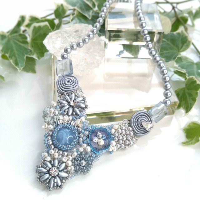 【ネックレス】上品で大人な可愛さが魅力、ブルーグレーのブーケのネックレス 尾崎美千代先生作