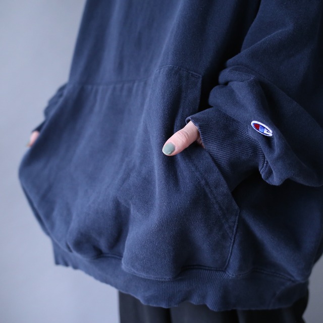 "Champion" dark navy color super over silhouette sweat parka