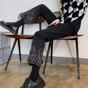 【送料無料】 ボトムス パンツ デニムパンツ ロング ロング丈 マキシ マキシ丈 ロゴプリント 切りっぱなし デニム かわいい 大人可愛い 大人女子 綺麗 シンプル カジュアル 大人 おしゃれ お洒落 こなれ感 ラフ コンサバ 秋 30代 40代 レディース 女性用 ママ ママ服 お出かけ 女子会 お呼ばれ 休日 お茶会 授業参観 着回し 普段使い 韓国 韓国系 ファッション コーデ スタイル 楽ちん あったか 体型カバー プチプラ 定番 デイリーユース オーバーシルエット 大きめ ビッグサイズ ゆる 黒