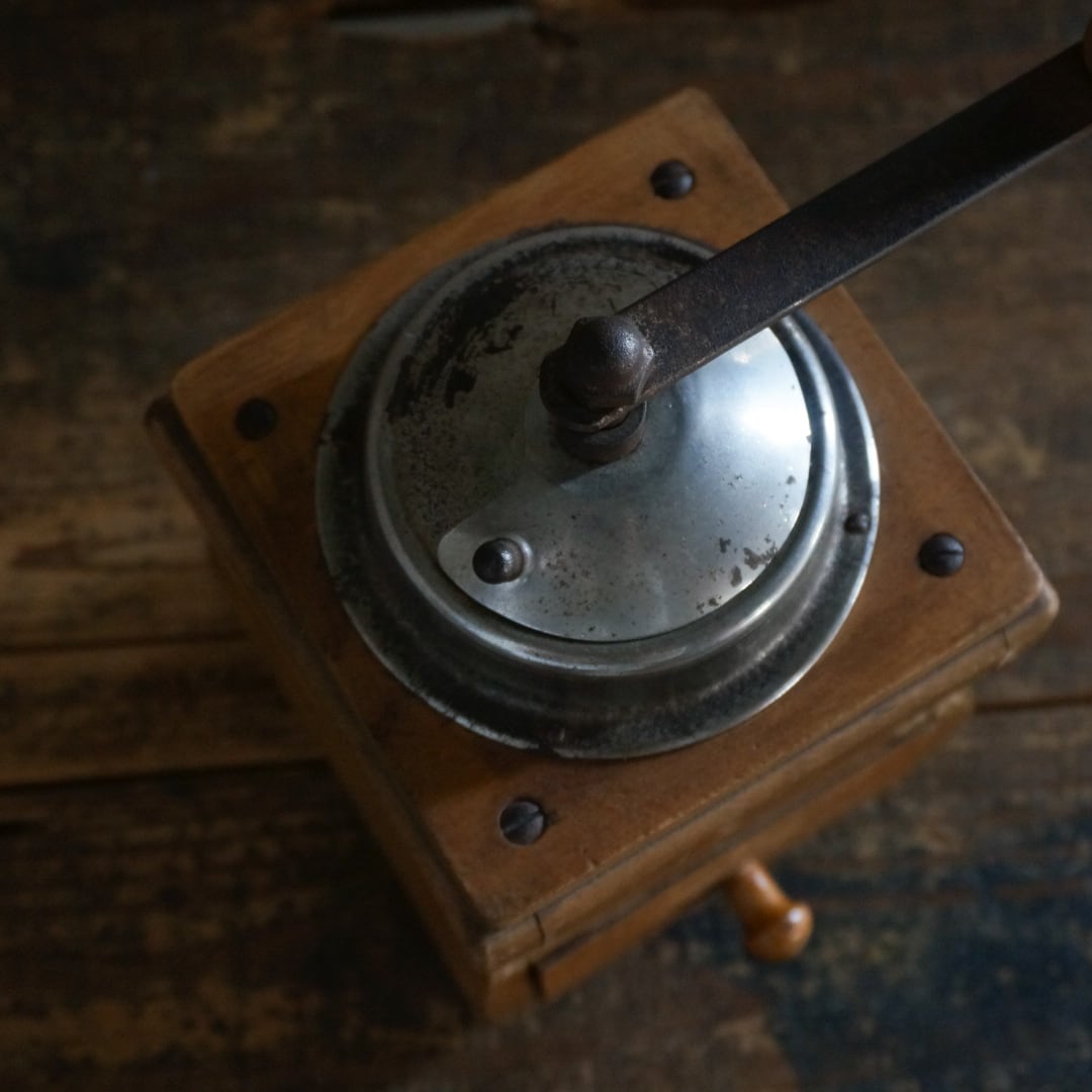 古いドイツのコーヒーミル