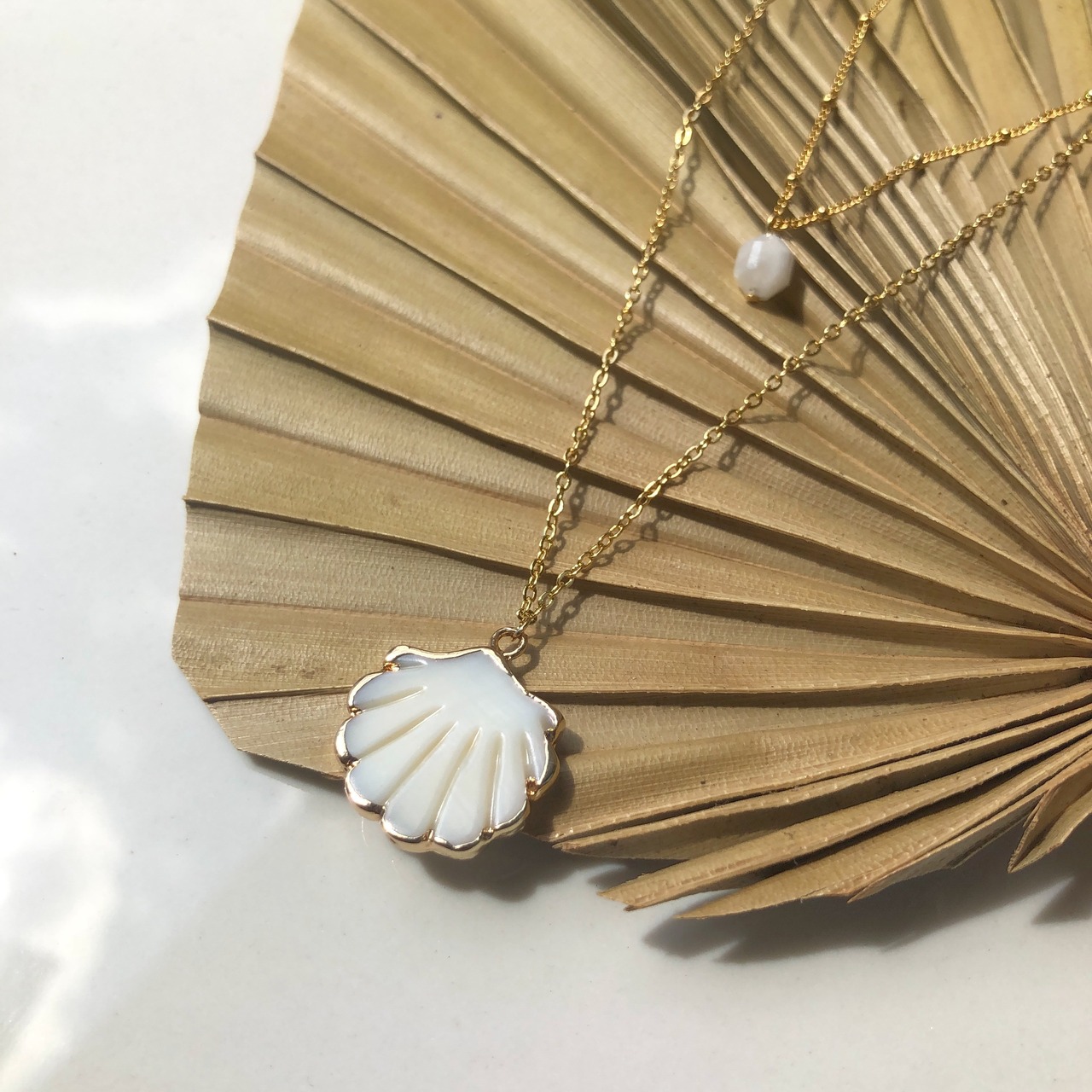 【 ムーンストーン 】貝殻チャーム　2連ネックレス［GKN029］