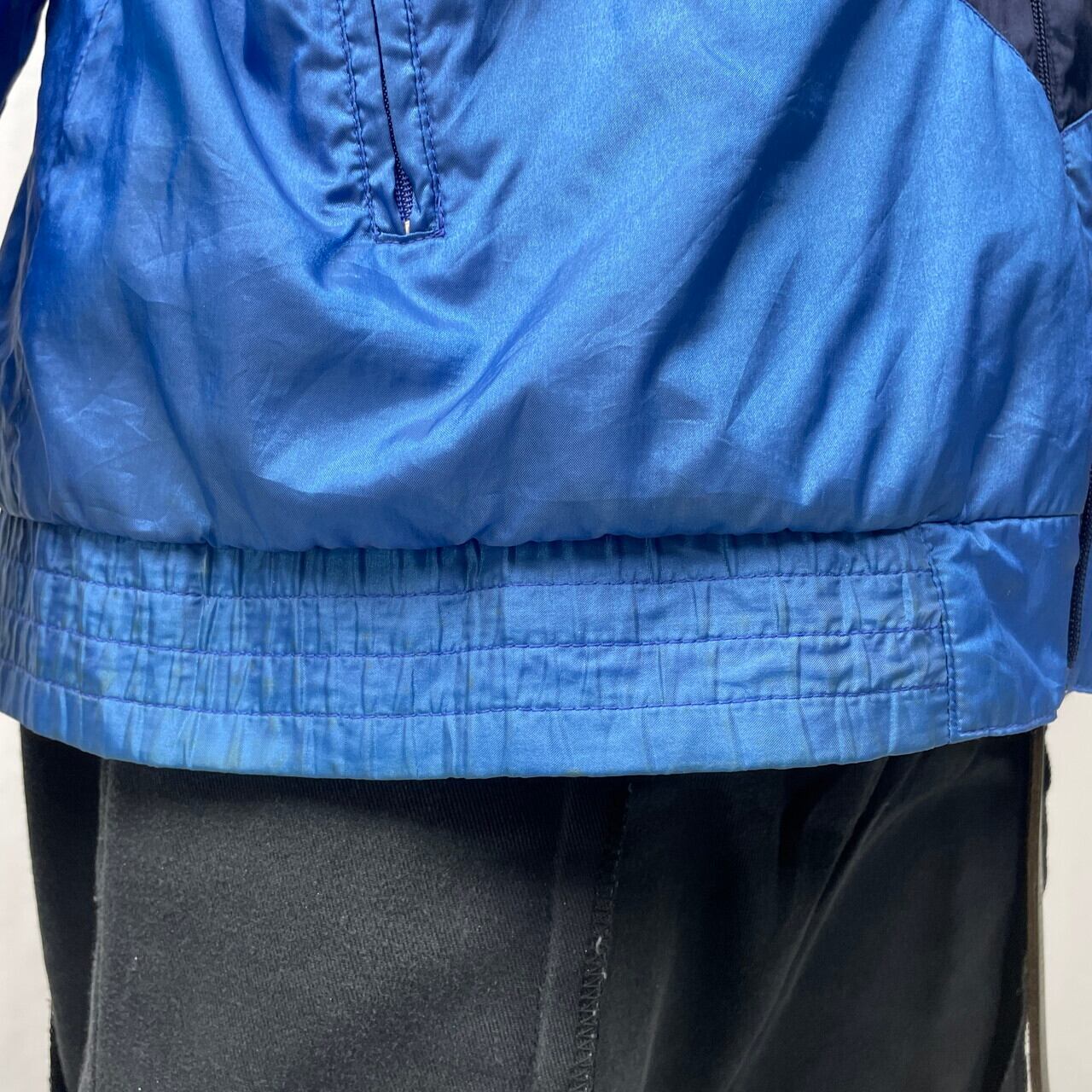 80'sビンテージ古着！adidas アシンメトリーデザインのナイロンジャケット 80'sビンテージ古着！adidas アシンメトリーデザインのナイロン