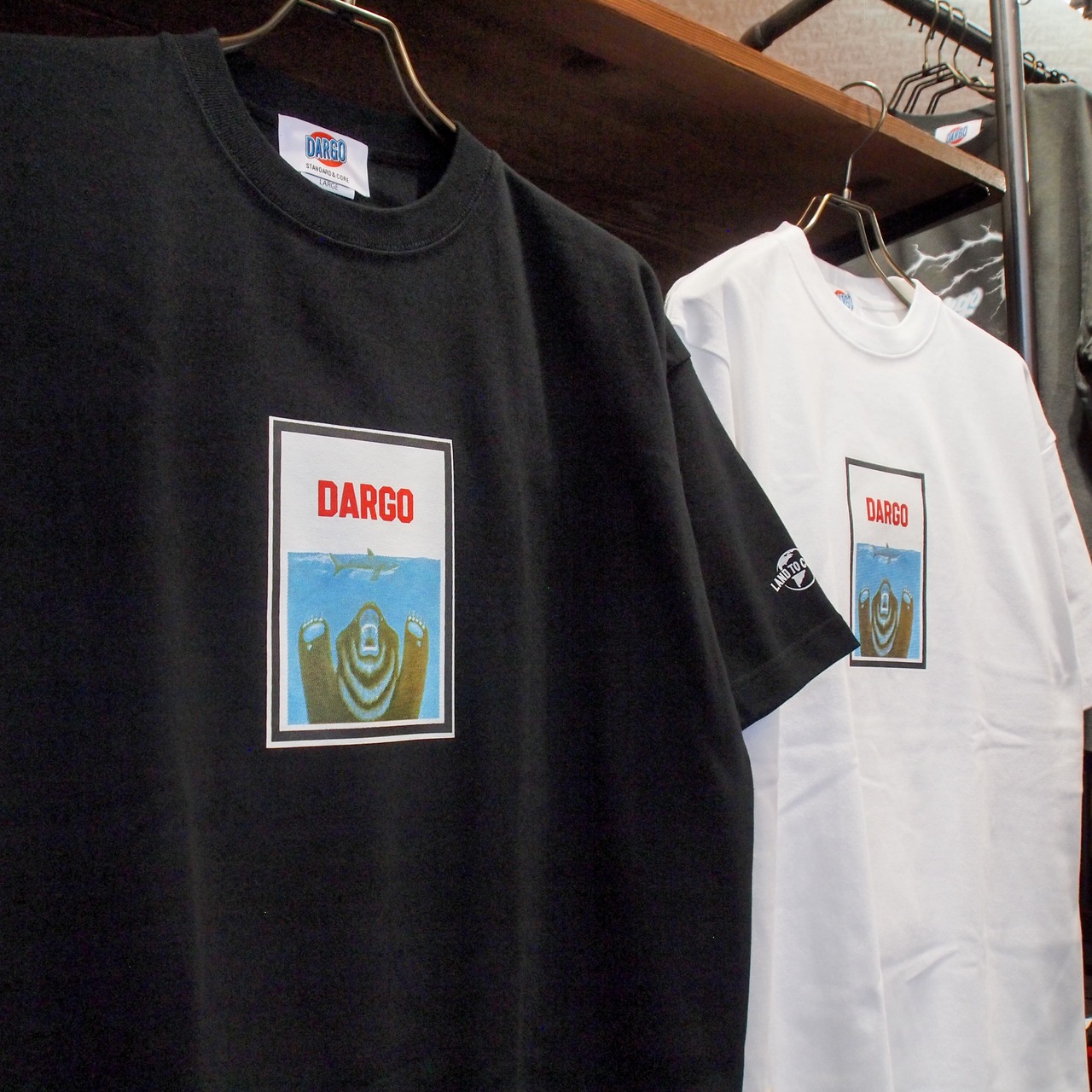 【DARGO】"SHARK vs BEAR" 8onz Organic Cotton T-shirt（2color）