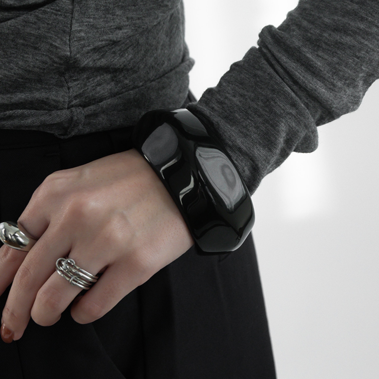 ★Bタイプ/ラウンド★【宅配便/北海道・沖縄は別途330円追加】ブラックバングル 太め アクリル樹脂 レディース 大人 腕輪 大ぶり 幅広 2414