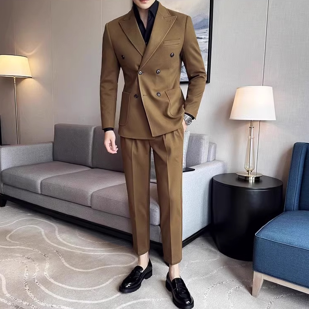 スタイリッシュで上品な印象を演出するダブルブレストスーツ　SU010