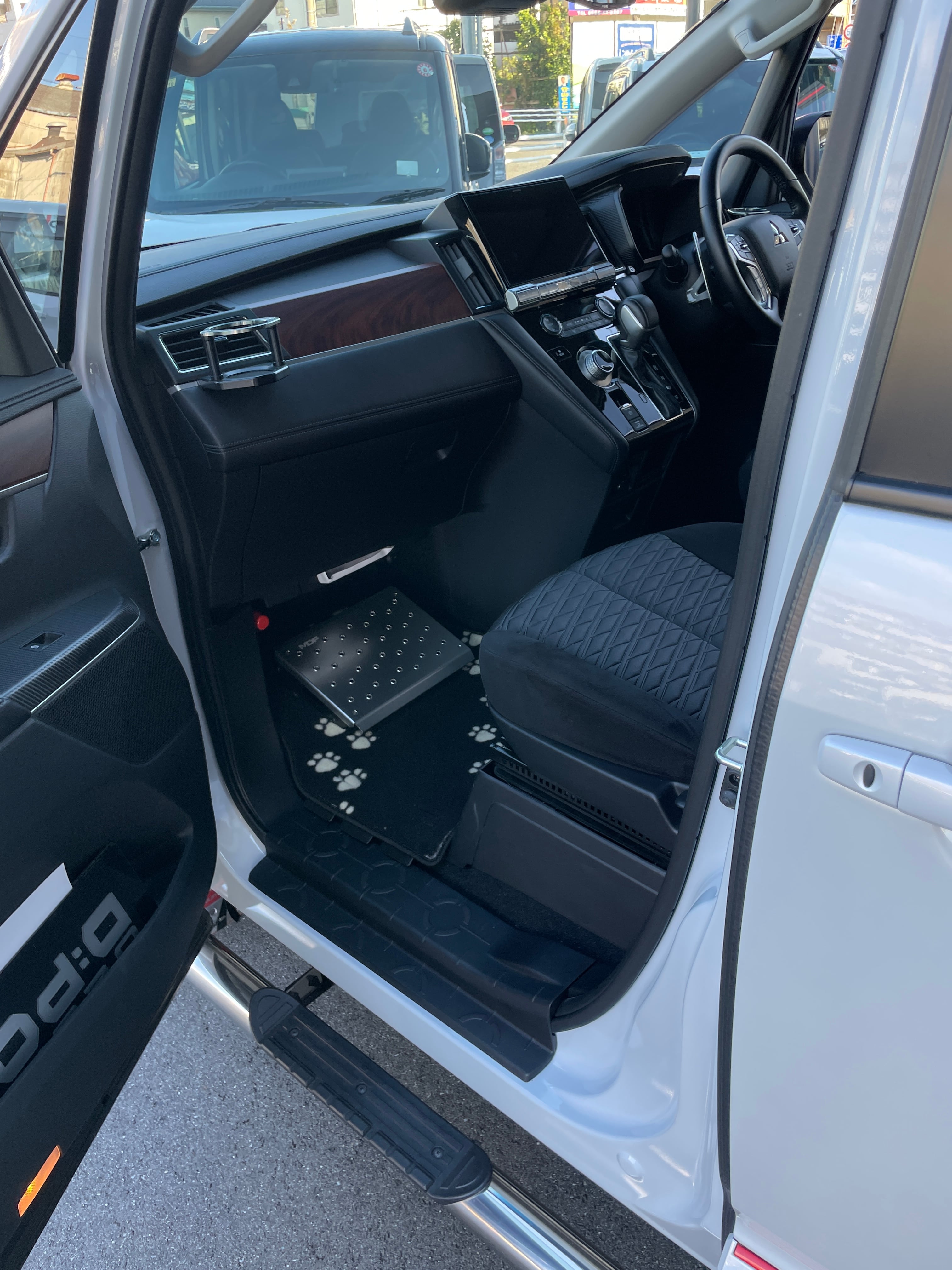 MDF デリカD:5 フットレスト 助手席（高さ・角度調整可能） | MDF