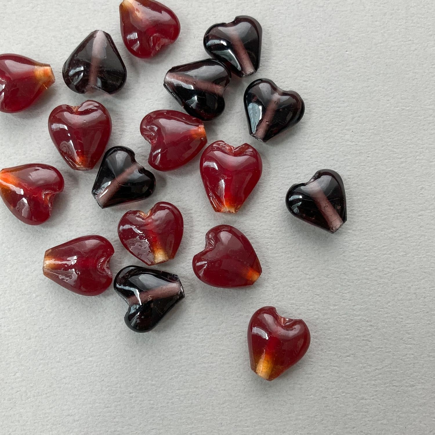 2800★B1601★アンティーク　ガラスビーズ　極小　赤ハート　真鍮パーツ ガラスハートビーズ | Dua-アクセサリーパーツショップ