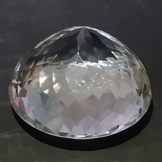 ブリリアントカット【国産水晶】　605 ct（カラット）