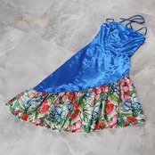 フラダンス 衣装 ワンピース ドレス ブルー系 アロハスタンダード 日本製 ALOHA STANDARDS ハワイアンプリント 青 サテン生地 リボン アロハ フラ ダンス レッスン 練習 アシンメトリー 手書き風 ダンス衣装 ハワイアンダンス レディース ホワイト系 レッド系 グリーン系 華やか 鮮やか おしゃれ 上品 フラダンスワンピース ブルー フラダンスドレス サテンワンピース フラ衣装 ハワイアン衣装 アロハプリント 花柄トロピカル プリント ワンピースドレス リボン付き 背面ファスナー