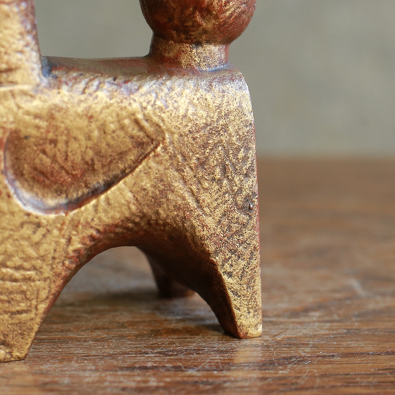 凛々しく立つ、ずっしりと力強い犬 4