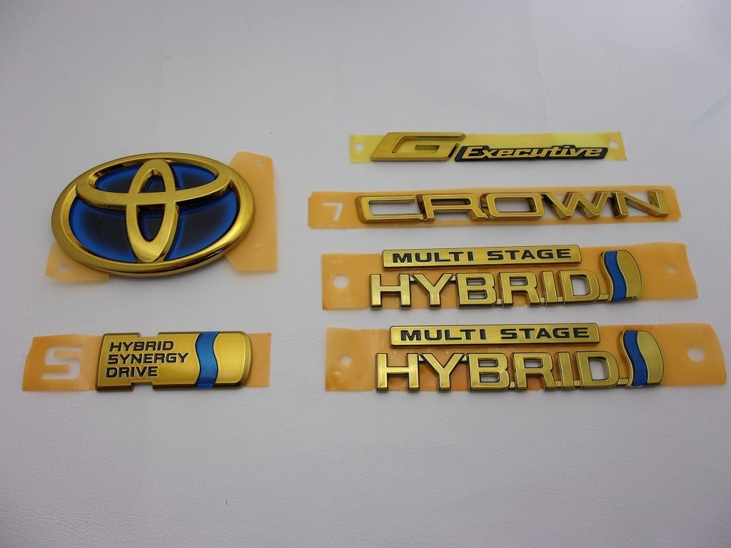 トヨタ 220系クラウン プレミアムゴールドエンブレム CROWN 文字 | Car