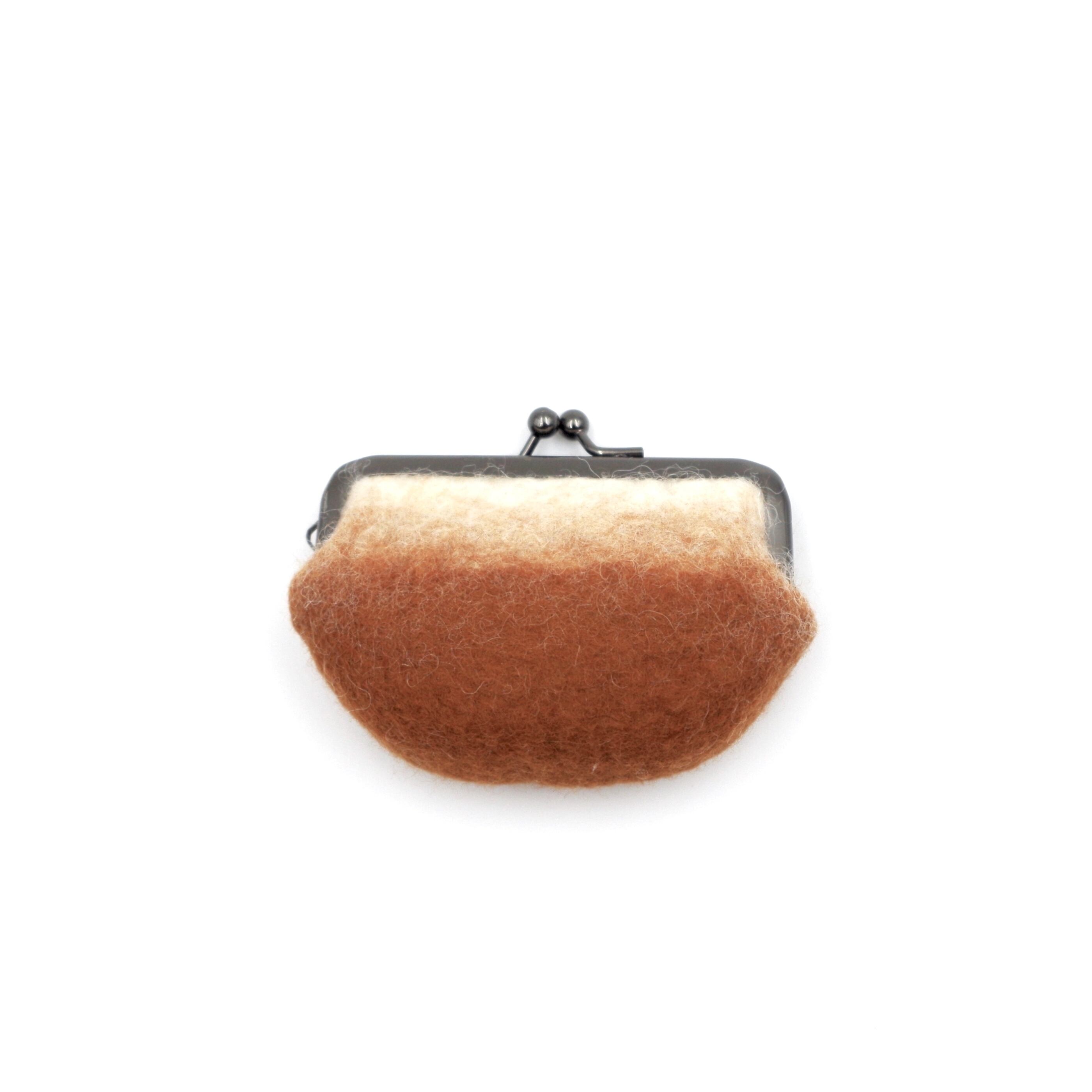 がま口ポーチ「SMILE-MINI」｜ キャラメル | 羊毛のハンドクラフト