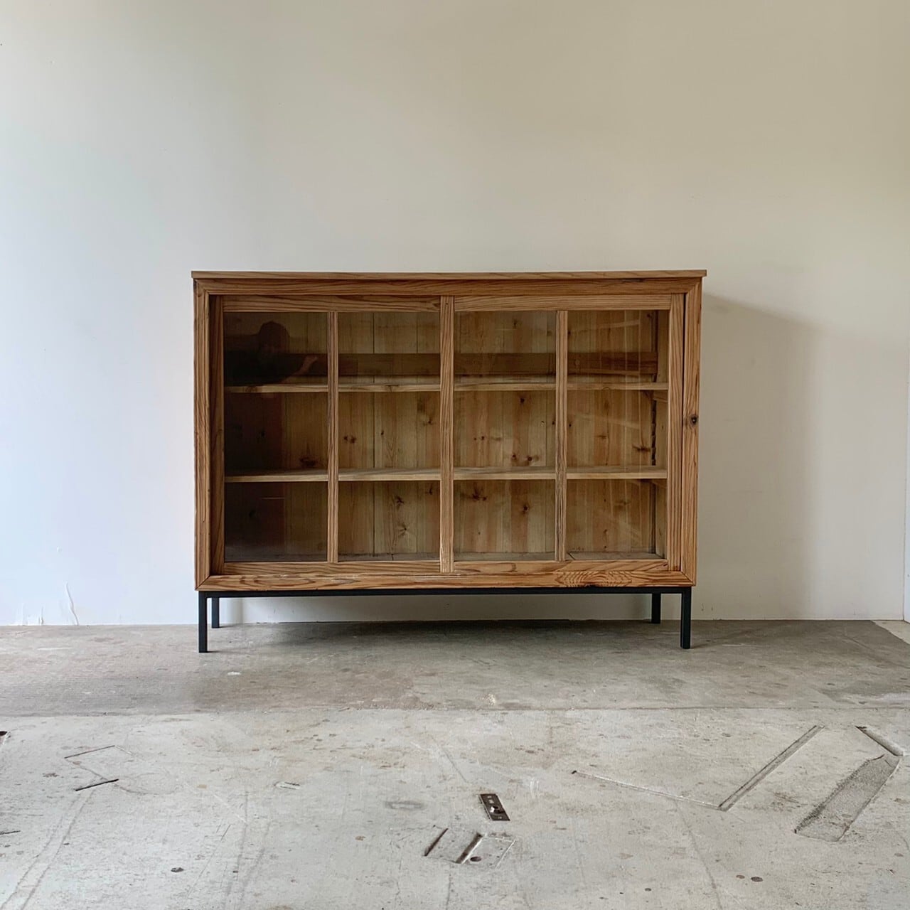 鉄脚のキャビネット　ガラスケース　古家具　0501