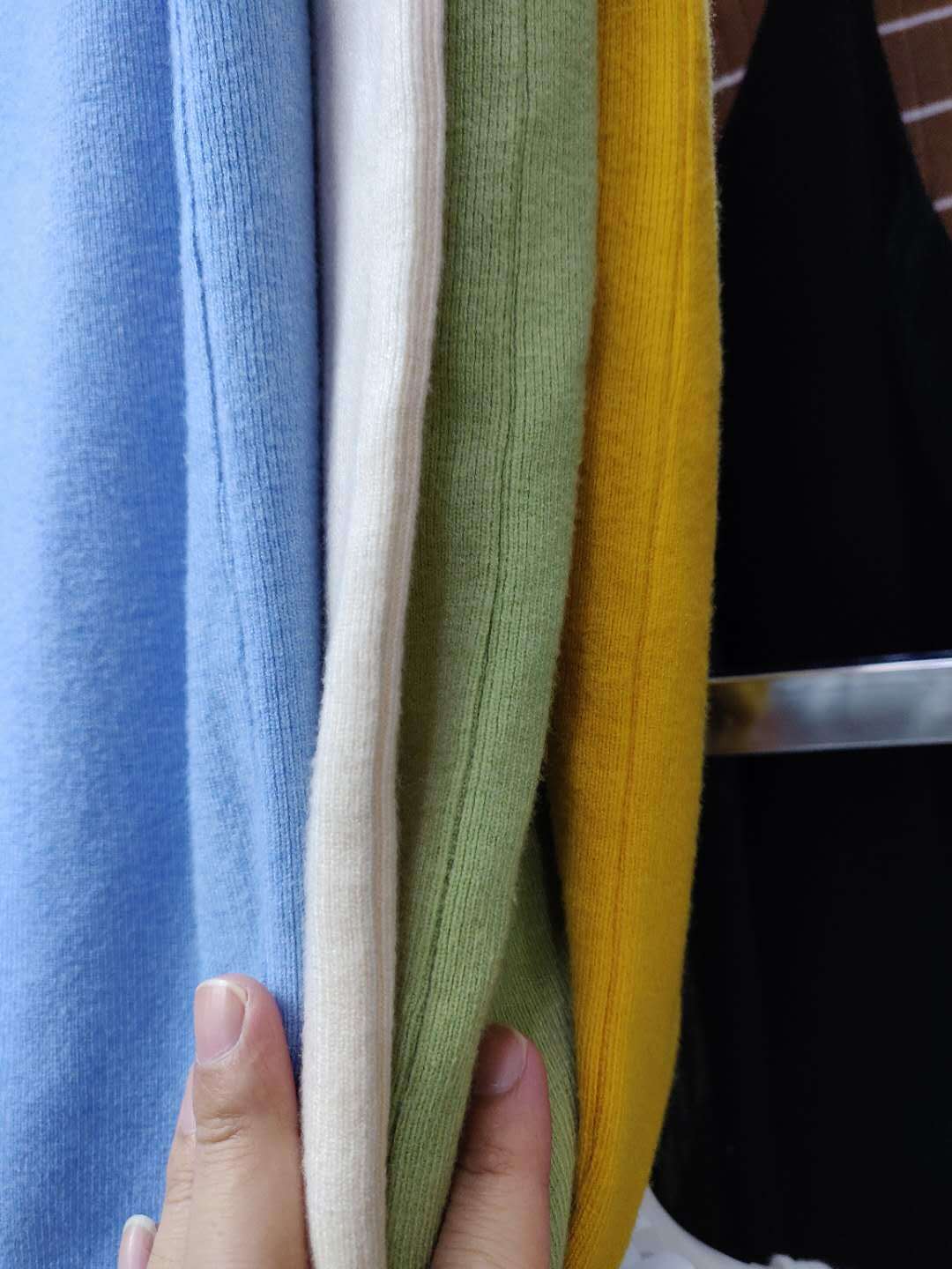 ハイネックノースリーブニット