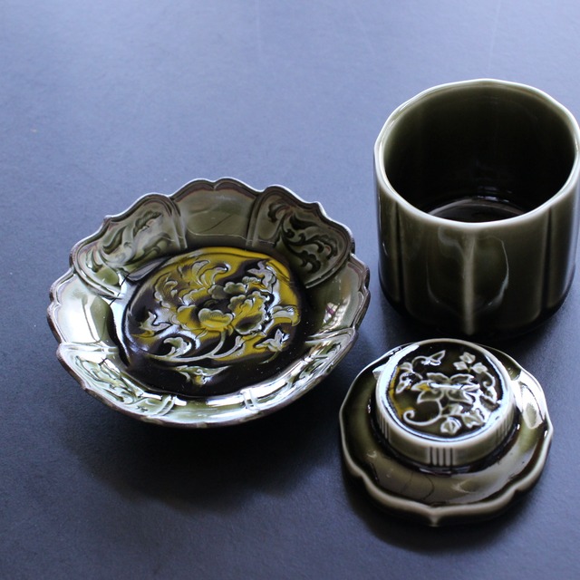 黒翡翠釉　一珍草花　輪花蒸碗（台皿付）