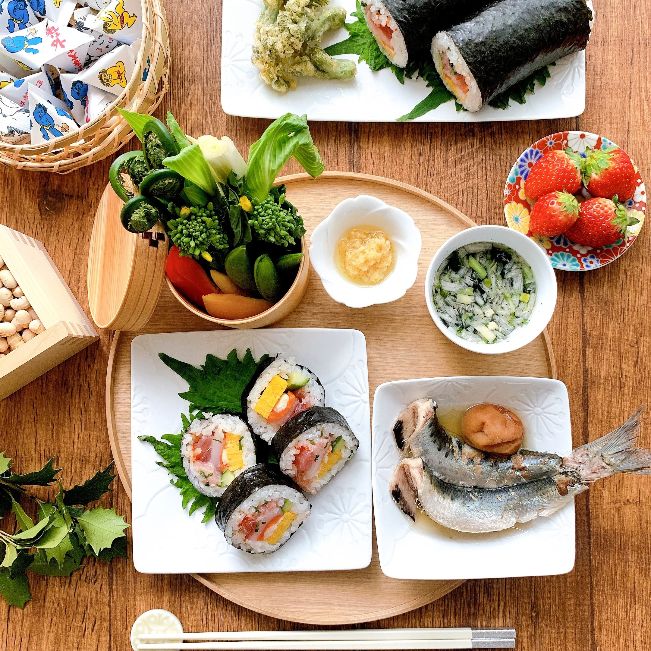 特価品、波佐見焼、花弁市松紋【赤】 8寸角盛り皿 波佐見焼 花弁