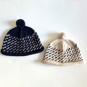 G120064《cableami》WOOL JACQUARD W/CAP with POM