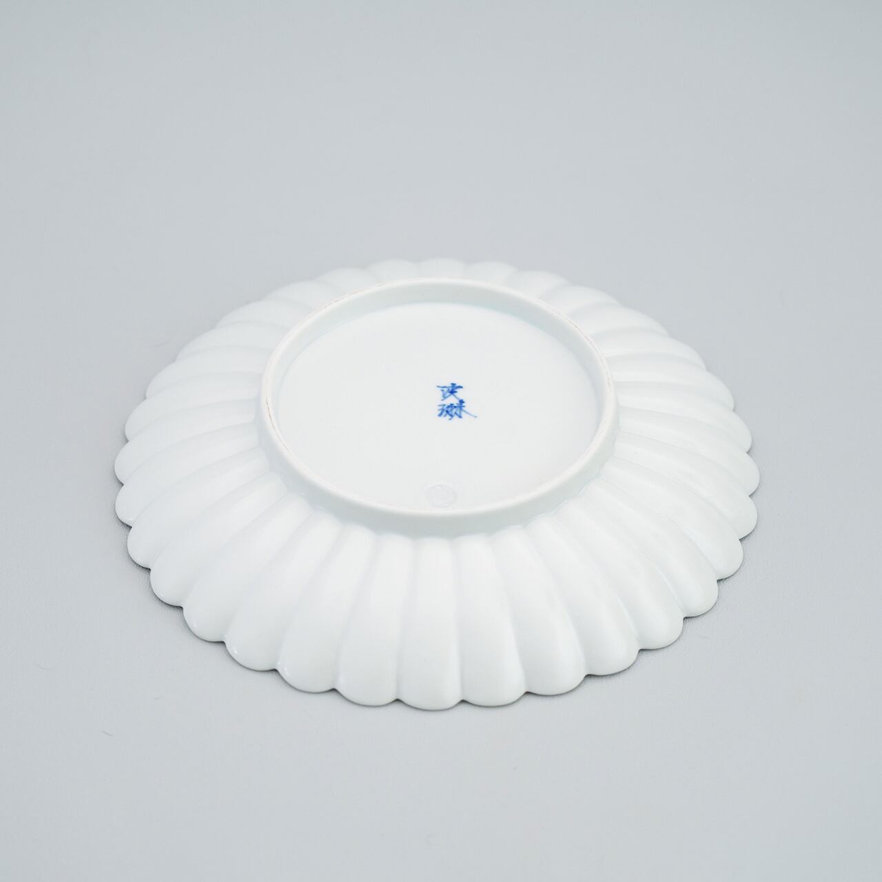 白マット菊彫り 7寸皿 (21cm) | plato 田中陶器店 │ 有田焼・伊万里焼
