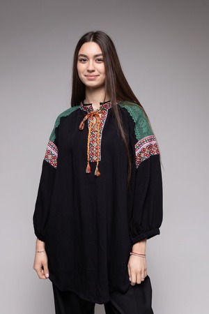 ウクライナ刺繍ヴィシヴァンカ　手刺繍　ボヘミアンり　レディース・フリーサイズ