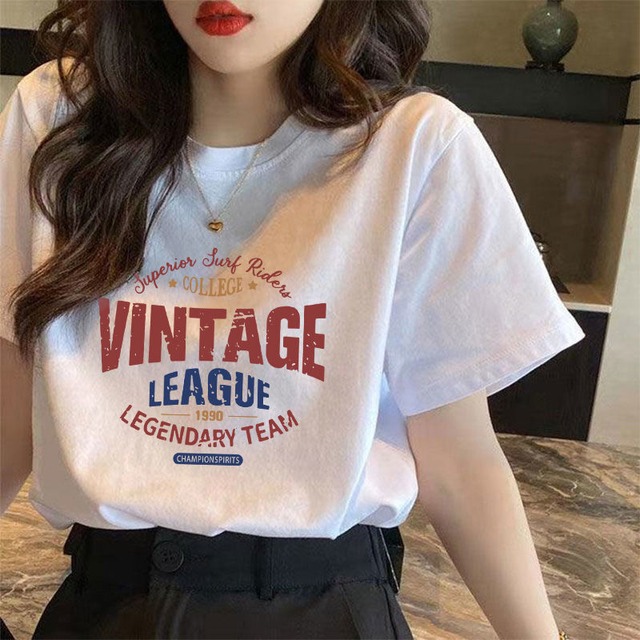 ロゴ プリント 半袖 Tシャツ レディース トップス カットソー プルオーバー ラウンドネック 襟なし かわいい 大人可愛い カジュアル おしゃれ こなれ感 個性的 存在感 英字 春 夏 秋 ママ 通勤 学生 学校 通学 デート お出かけ 旅行 公園 女子会 休日 ショッピング カフェ 重ね着 体型カバー 普段使い 着回し レイヤード S M L XL 2XL 大きいサイズ ゆったり 白 ホワイト 黒 ブラック