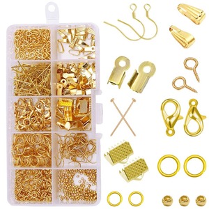【在庫のみ】金具セット 10種 アクセサリーパーツ 約852個 基礎パーツ セット ハンドメイド 金具パーツセット ハン ドメイド材料 ケース付き DIY 手芸用品 ピアス/ブレスレット/ネックレスなど （金色）