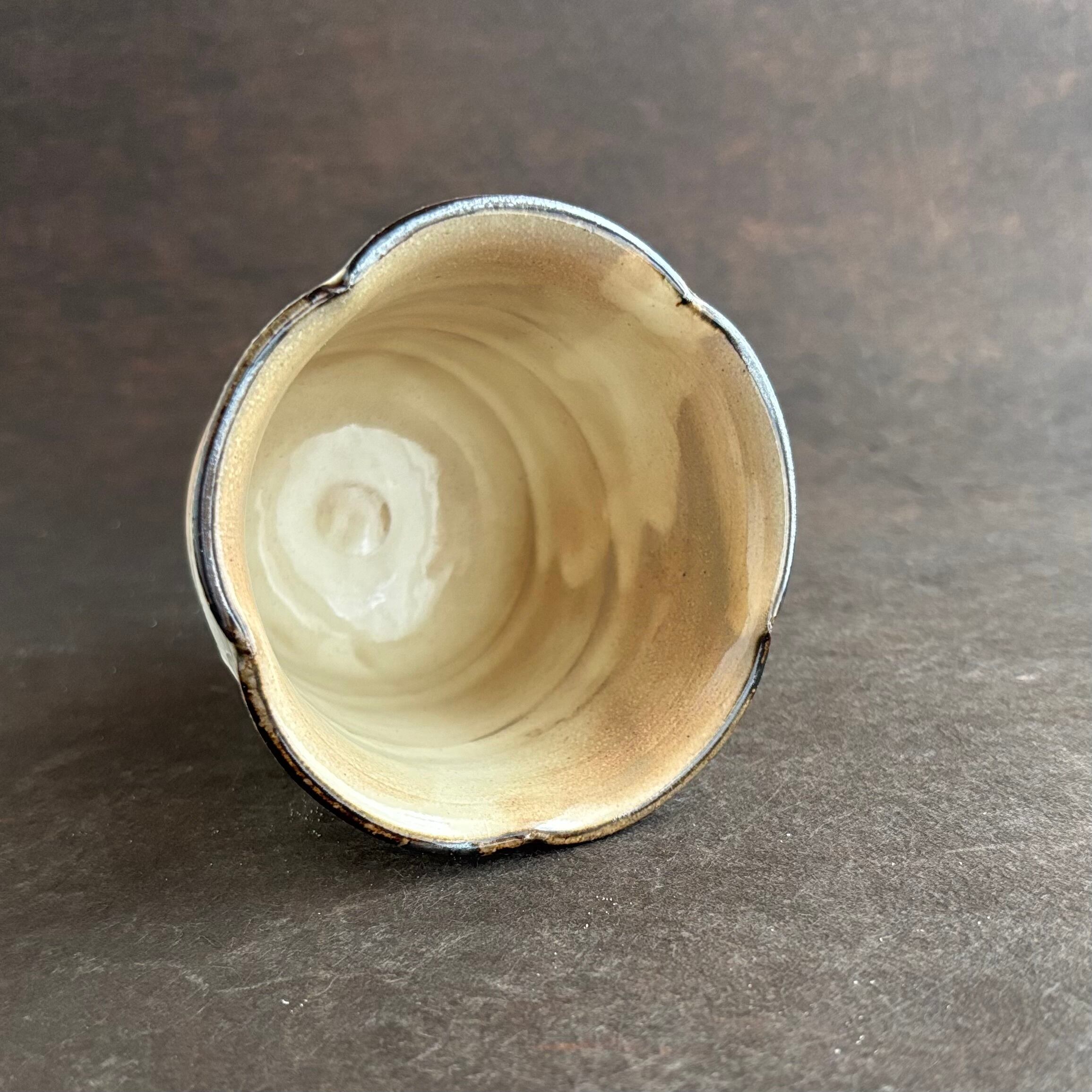 土和のルリエフ　粉引き花形湯呑み