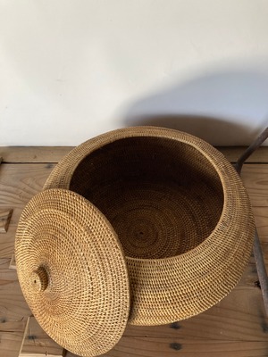 アタの蓋つきバスケット　大