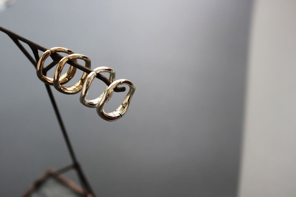 ピアスみたいなワンタッチイヤリング：揺らぎフープ A18-030 | fesk