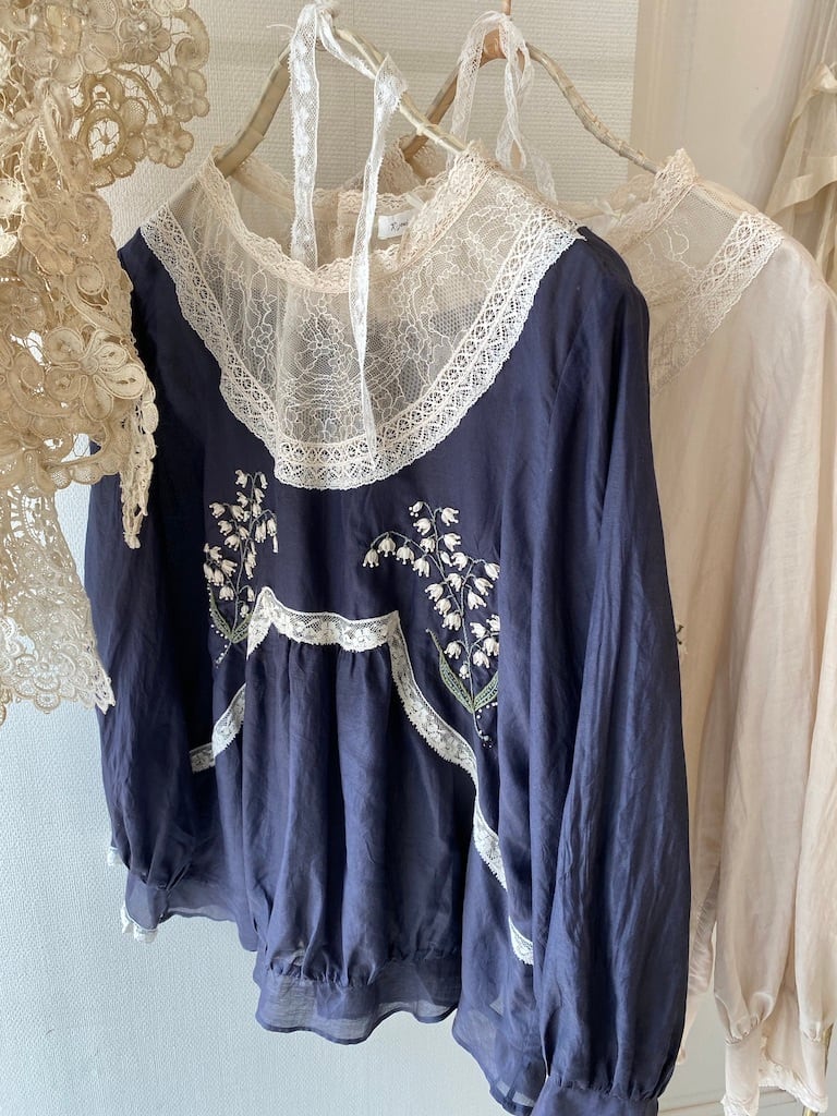 Lily of the embroidered blouse:Navy | Rijoui