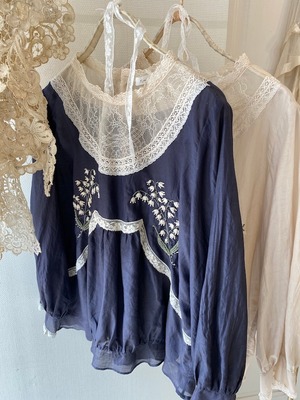 Lily of the embroidered blouse:Navy