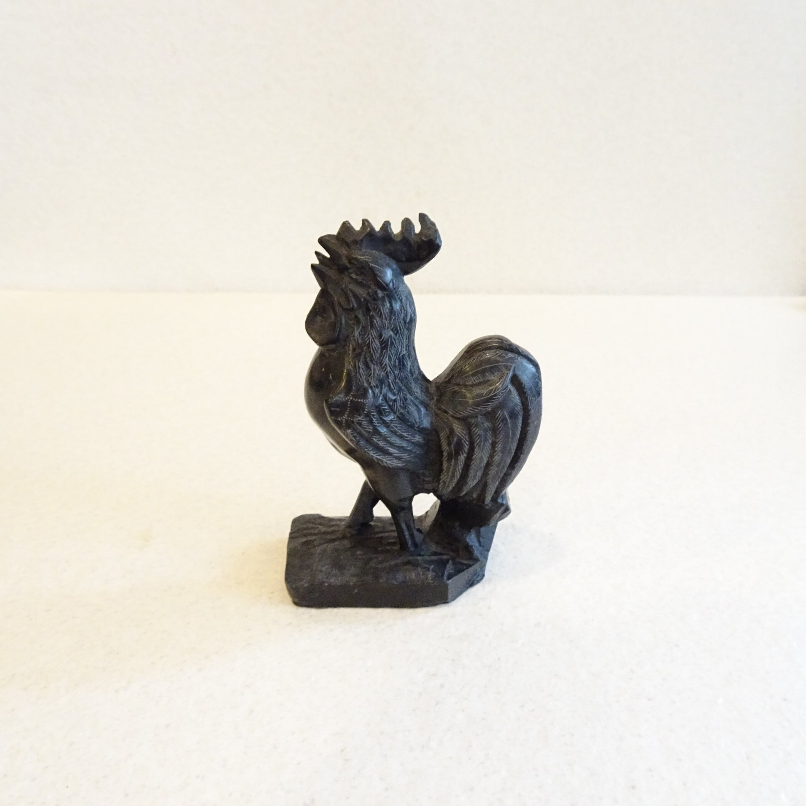 石でできたにわとりオブジェ