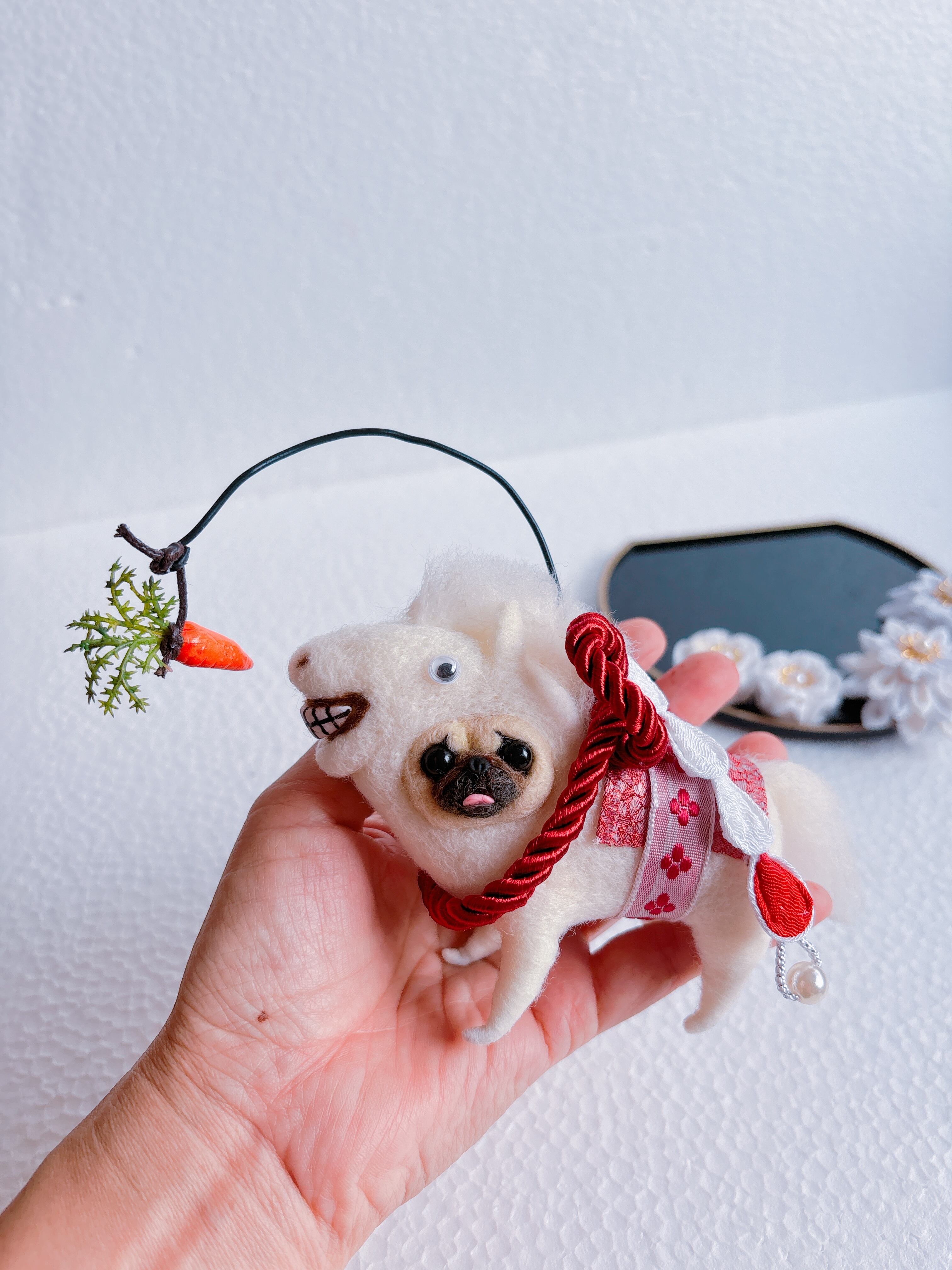 羊毛フェルトパグ午年とつまみ細工(人参) | 羊毛フェルトパグとHANAの店