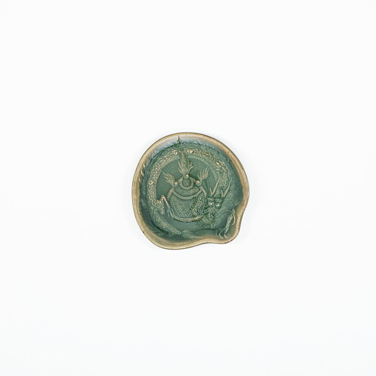 陽刻 宝尽くし干支皿「宝珠に辰」 青磁 Carving ”Amulet and zodiac