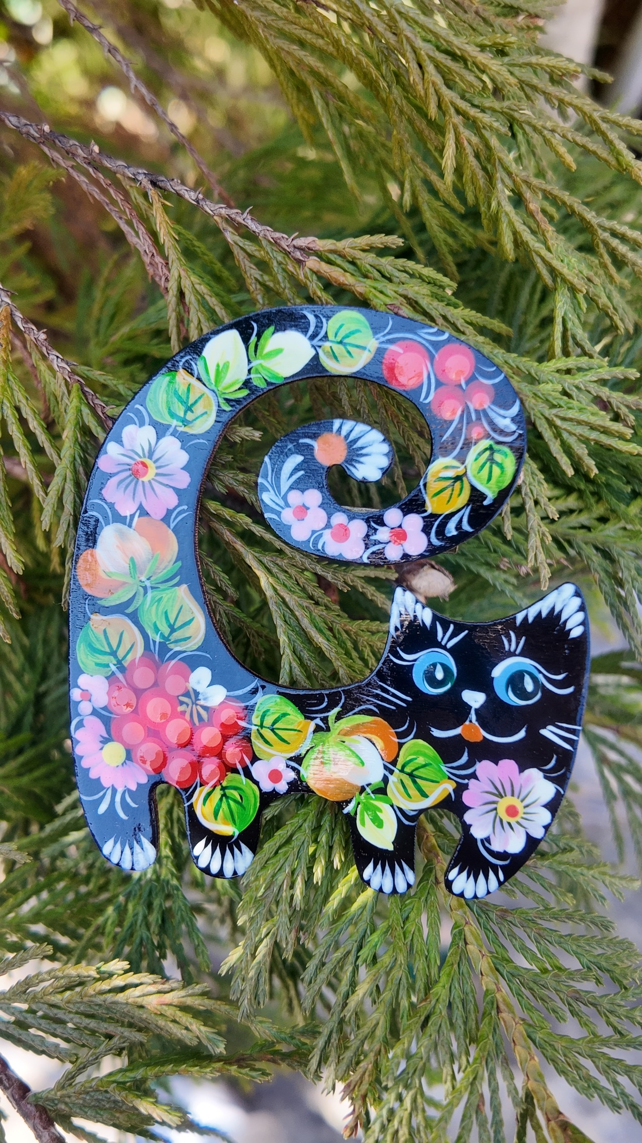 ウクライナ伝統絵画 ペトリキウカ塗り 木製ブローチ（ホメンコ作）ねこ - 1