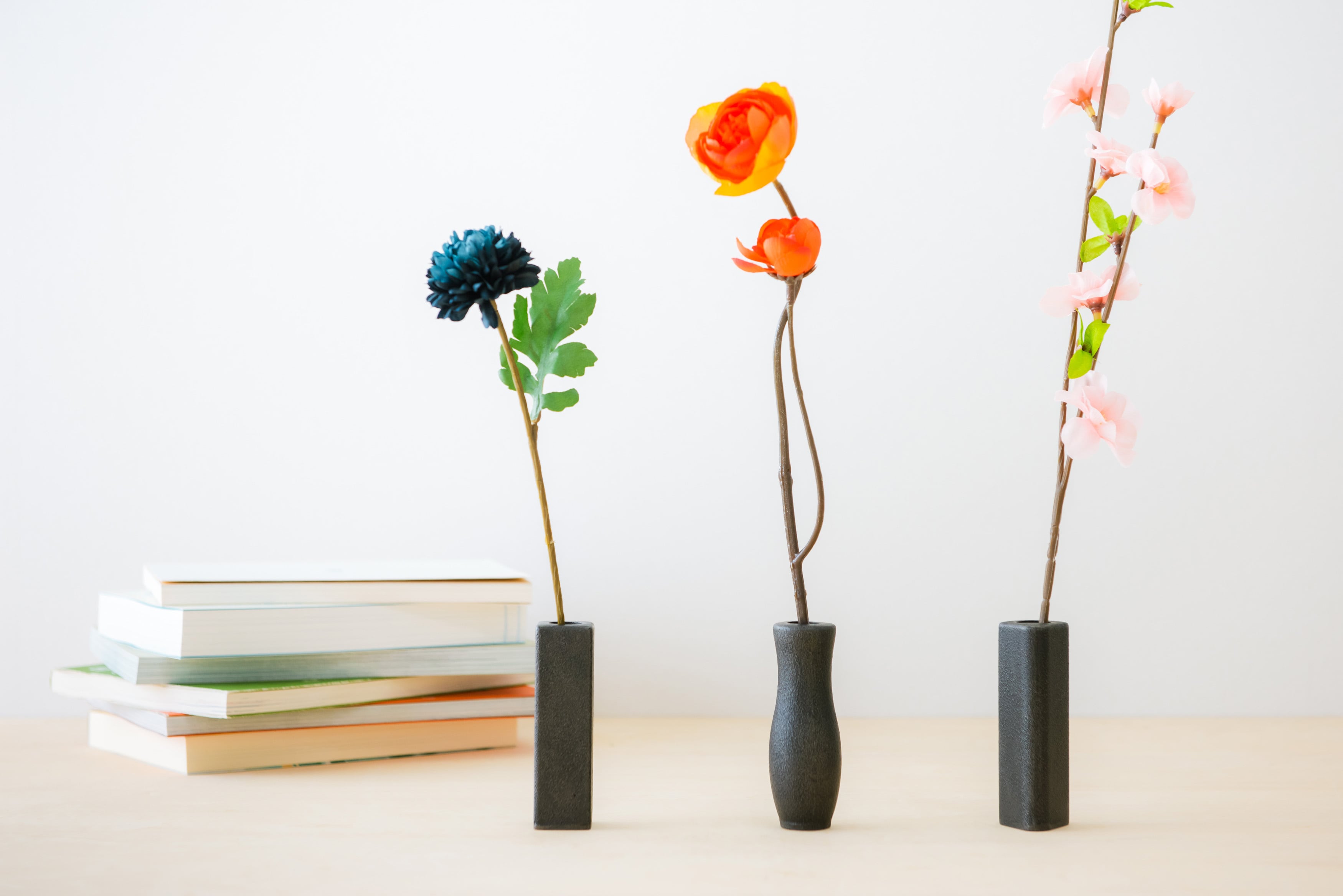鋳鉄製花器 伝統的な日本のデザイン 鈍華-NIBIKA- 花器3点セット「円・結・包」｜㈱今泉鋳造鉄工所 | すろ