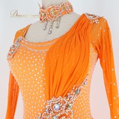 社交ダンス 衣装 スタンダードドレス ワンピース ドレス スタンダード フロート レース オレンジ デモ 競技 柄 模様 パーティ 発表会 ビジュー オレンジ系 鮮やか スカート3枚重ね 華やか 競技用 フロア映え オレンジ色