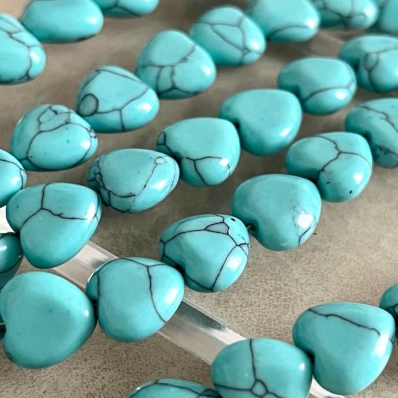 【4個】合成ターコイズハートビーズ/バラ売り/10mm/スペーサー/さざれ/人口石/天然石/穴あり