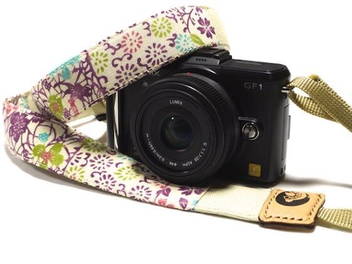 カメラストラップ　3㎝巾　ミラーレス＆一眼レフカメラ用　両面　紅型デザイン　反物　小花　ピンク