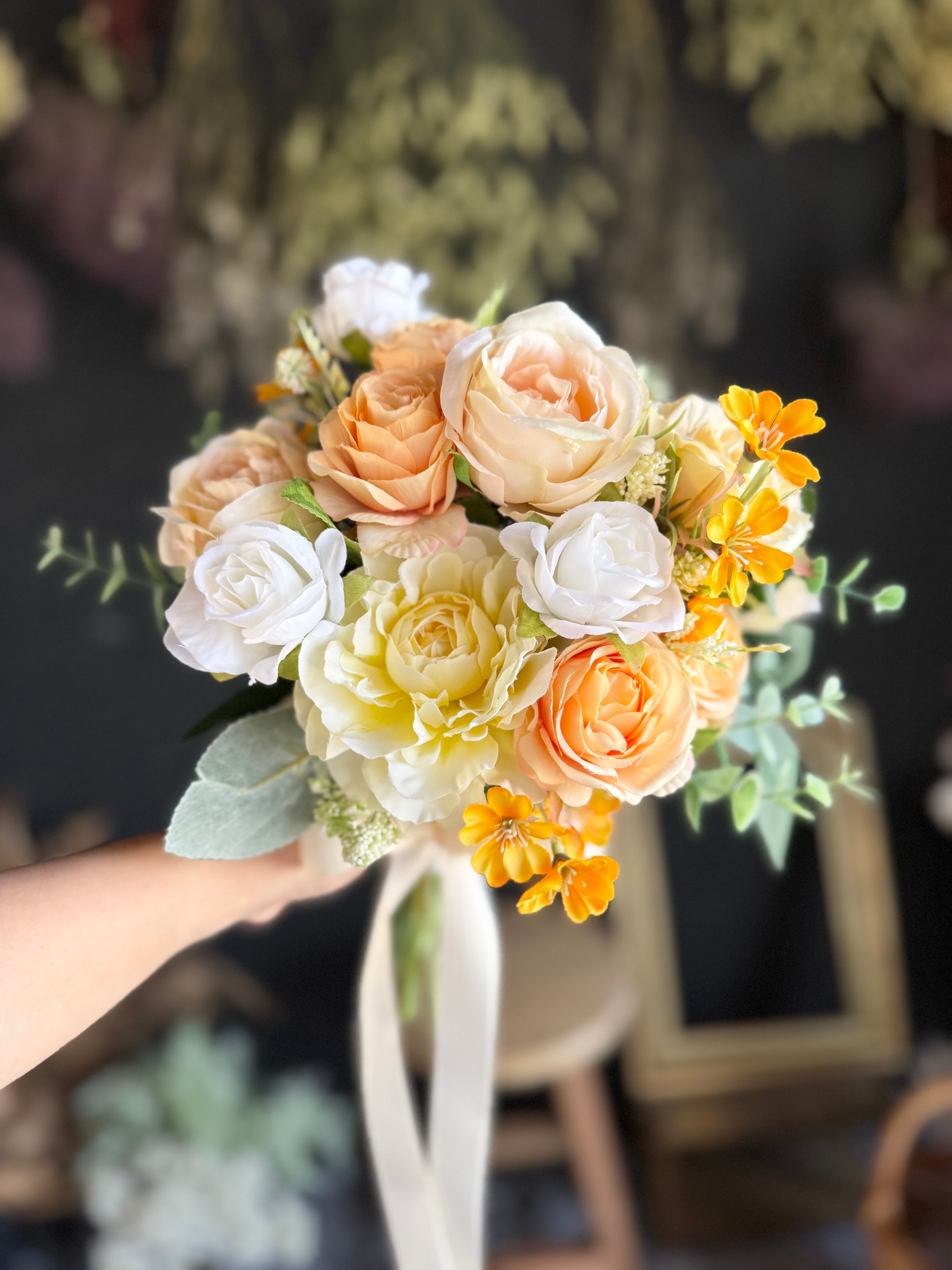 オレンジ濃淡×白クラッチブーケ☆ブートニア | houkiboshi